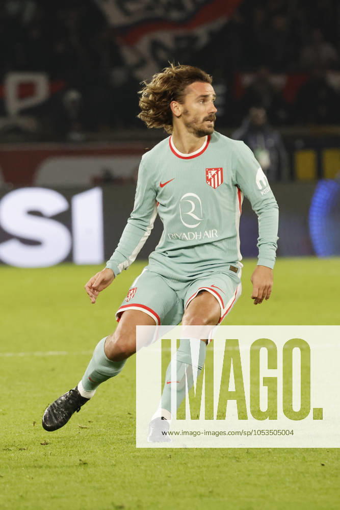 Football : PSG - Atletico Madrid (1-2). 6 Novembre 2024 - Paris, France : PSG vs Atletico Madrid dans la premiere phase de la Ligue des Champions de football. Atleico Madrid bat PSG 2-1. Antoine Griezmann (Atletico en maillot rbleu ciel) ici en action. (Photo Henri Szwarc Starface) 311231 2024-11-06 Paris France