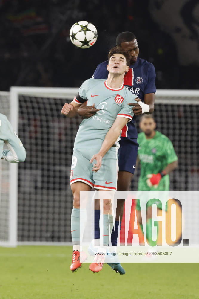 Football : PSG - Atletico Madrid (1-2). 6 Novembre 2024 - Paris, France : PSG vs Atletico Madrid dans la premiere phase de la Ligue des Champions de football. Atleico Madrid bat PSG 2-1. Willian Pacho (Paris en maillot bleu) contre Julian Alvarez (Atletico en maillot rbleu ciel) ici en action. (Photo Henri Szwarc Starface) 311231 2024-11-06 Paris France