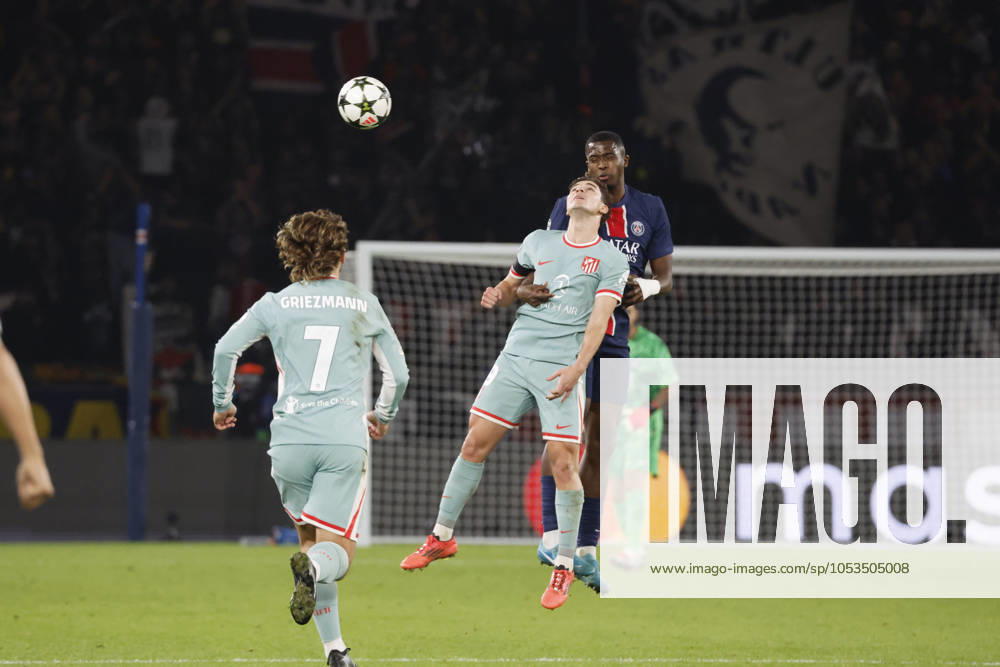 Football : PSG - Atletico Madrid (1-2). 6 Novembre 2024 - Paris, France : PSG vs Atletico Madrid dans la premiere phase de la Ligue des Champions de football. Atleico Madrid bat PSG 2-1. Willian Pacho (Paris en maillot bleu) contre Julian Alvarez (Atletico en maillot rbleu ciel) ici en action. (Photo Henri Szwarc Starface) 311231 2024-11-06 Paris France