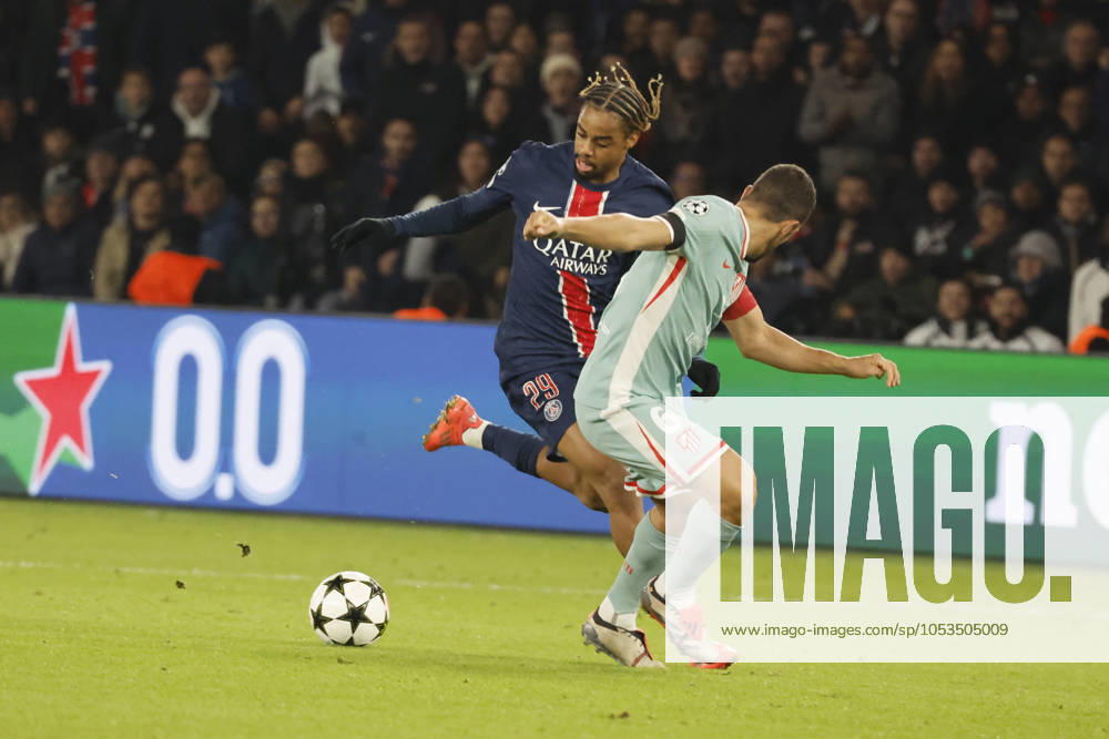 Football : PSG - Atletico Madrid (1-2). 6 Novembre 2024 - Paris, France : PSG vs Atletico Madrid dans la premiere phase de la Ligue des Champions de football. Atleico Madrid bat PSG 2-1. Bradley Barcola (Paris en maillot bleu) ici en action. (Photo Henri Szwarc Starface) 311231 2024-11-06 Paris France