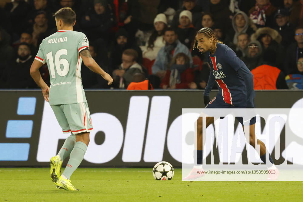 Football : PSG - Atletico Madrid (1-2). 6 Novembre 2024 - Paris, France : PSG vs Atletico Madrid dans la premiere phase de la Ligue des Champions de football. Atleico Madrid bat PSG 2-1. Bradley Barcola (Paris en maillot bleu) ici en action. (Photo Henri Szwarc Starface) 311231 2024-11-06 Paris France