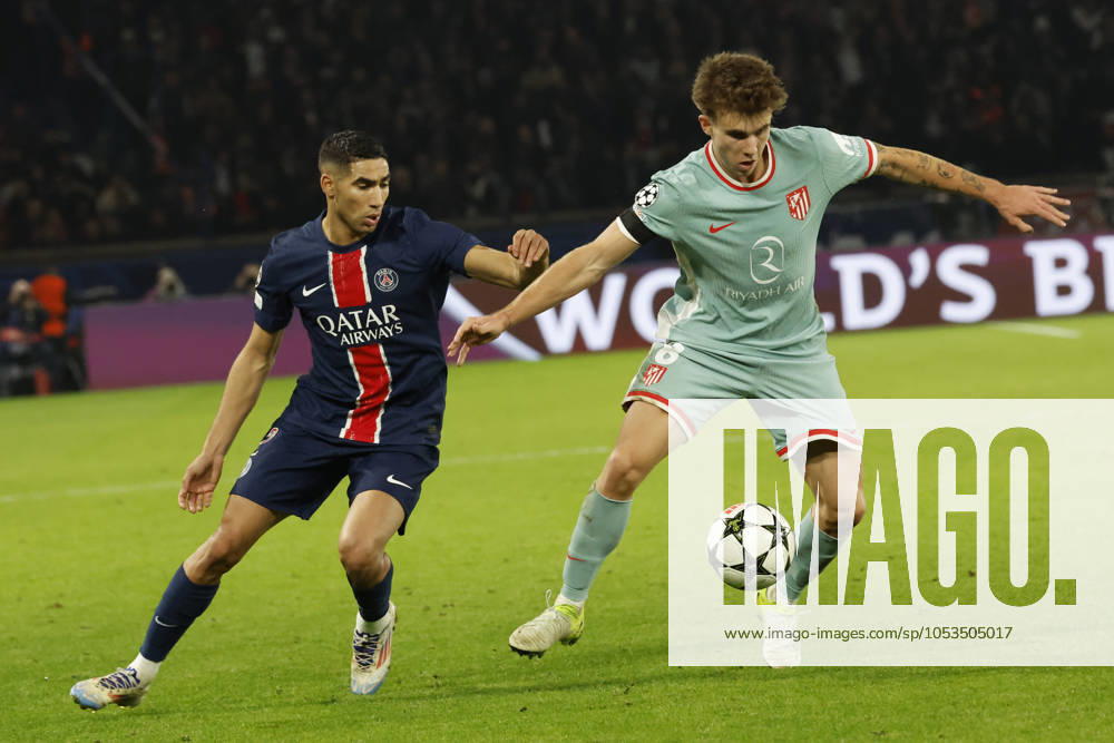 Football : PSG - Atletico Madrid (1-2). 6 Novembre 2024 - Paris, France : PSG vs Atletico Madrid dans la premiere phase de la Ligue des Champions de football. Atleico Madrid bat PSG 2-1. Achraf Hakimi (Paris en maillot bleu) contre Pablo Barrios (Atletico en maillot rbleu ciel) ici en action. (Photo Henri Szwarc Starface) 311231 2024-11-06 Paris France