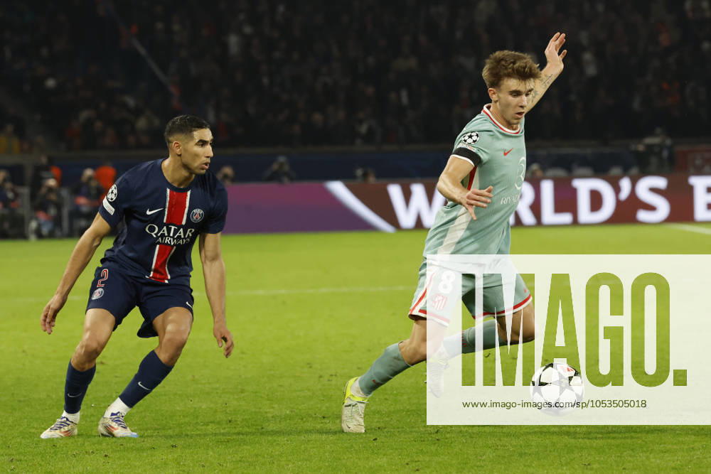 Football : PSG - Atletico Madrid (1-2). 6 Novembre 2024 - Paris, France : PSG vs Atletico Madrid dans la premiere phase de la Ligue des Champions de football. Atleico Madrid bat PSG 2-1. Achraf Hakimi (Paris en maillot bleu) contre Pablo Barrios (Atletico en maillot rbleu ciel) ici en action. (Photo Henri Szwarc Starface) 311231 2024-11-06 Paris France