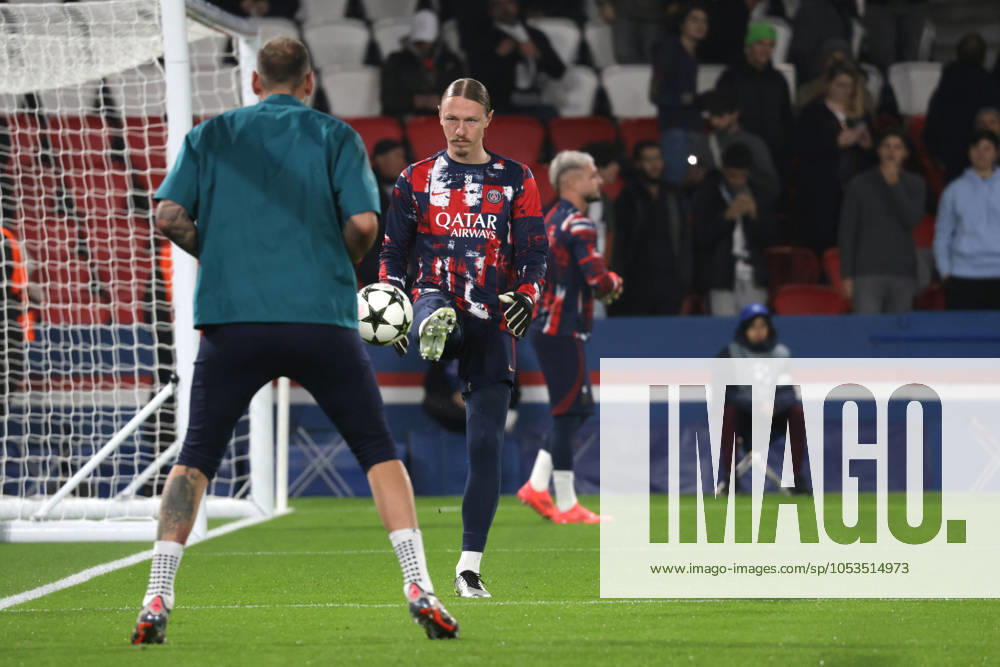 France - UEFA Champions League Paris Saint Germain vs. Atletico de Madrid - 06 11 2024 FRANCE, PARIS, NOVEMBER 06. Matvey Safonov of Paris SG warms up with Gianluigi Donnarumma of Paris SG during the UEFA Champions League football match between Paris Saint Germain and Atletico de Madrid on November 06, 2024 at Parc des Princes in Paris, France. Photo by Manuel Blondeau AOP.Press Paris Parc des Princes France