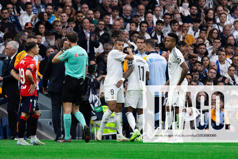Real Madrid CF vs CA Osasuna - LaLiga EA Sports MADRID, SPAIN, NOVEMBER 9: Rodrygo Goes of Real Madrid CF after injured with Kylian Mbappe of Real Madrid CF during the LaLiga EA Sports match between Real Madrid CF and CA Osasuna at Estadio Santiago Bernabeu on November 9, 2024 in Madrid, Spain. Madrid Estadio Santiago Bernabeu Madrid Spain