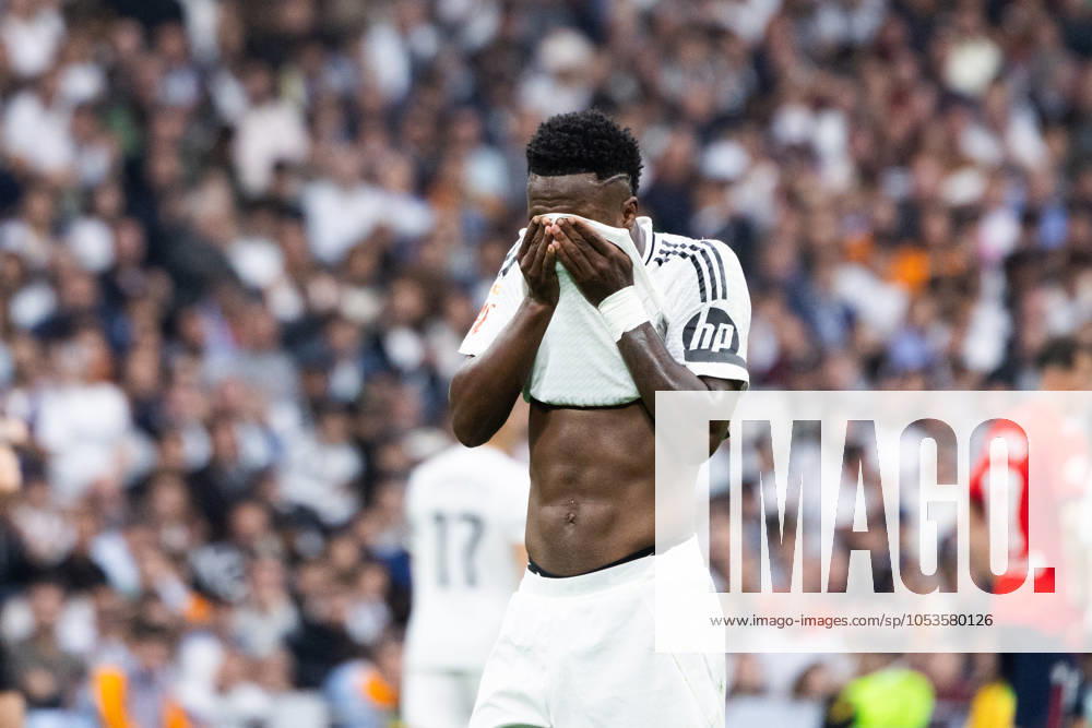 Real Madrid CF vs CA Osasuna - LaLiga EA Sports MADRID, SPAIN, NOVEMBER 9: Vinicius Jr of Real Madrid CF in tears after Militaos injured the LaLiga EA Sports match between Real Madrid CF and CA Osasuna at Estadio Santiago Bernabeu on November 9, 2024 in Madrid, Spain. Madrid Estadio Santiago Bernabeu Madrid Spain
