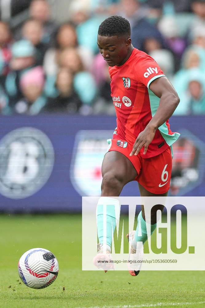 Kansas City Current forward Temwa Chawinga (6) dribbles the ball against North Carolina Courage during the first half during the first half of an NWSL playoff game at CPKC Stadium in Kansas City, MO. CSM Kansas City United States of America - ZUMAc04_ 20241109_zma_c04_004
