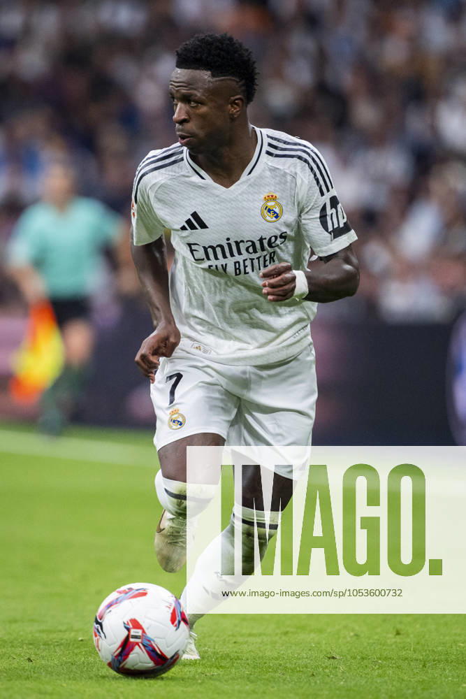 Real Madrid CF vs CA Osasuna - La Liga EA Sports 2024 25 Vinicius Junior of Real Madrid CF in action with the ball during the La Liga EA Sports 2024 25 football match between Real Madrid CF vs CA Osasuna at Estadio Santiago Bernabeu on November 09, 2024 in Madrid, Spain. Madrid Estadio Santiago Bernabeu Madrid Spain