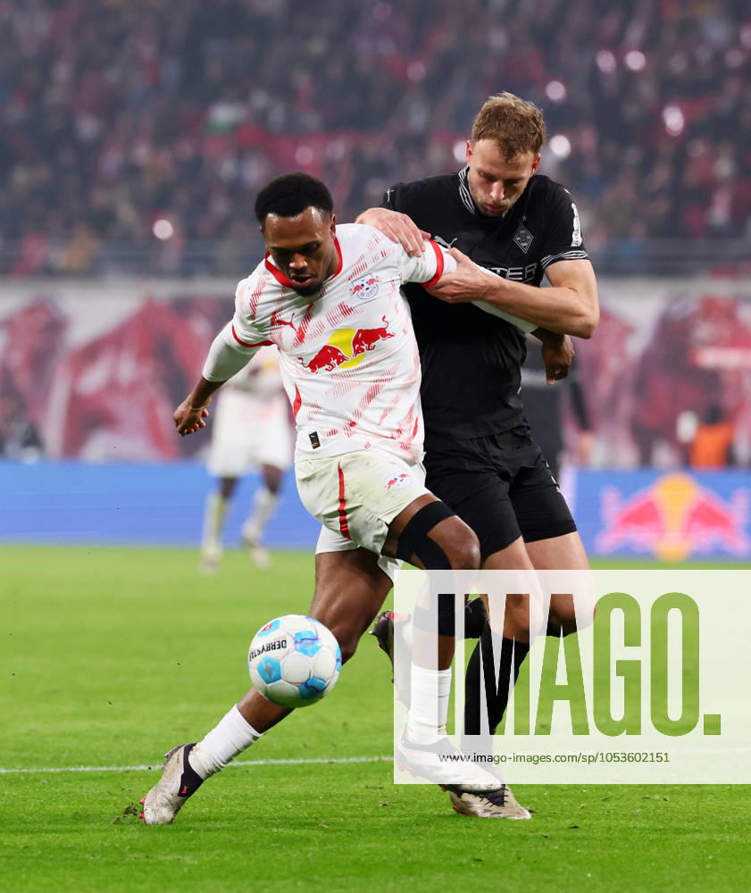 RB Leipzig Moenchengladbach Bundesliga Leipzig, 09 11 2024, Red Bull Arena, Football, 1 Bundesliga, Matchday 10 , RB Leipzig vs VfL Borussia Mönchengladbach , Pictured from left Lois Openda 11, RB Leipzig and Marvin Friedrich 5, Gladbach , For editorial use only Only editorial use , DFL DFB regulations prohibit any use of photographs as image sequences and or quasi video ,