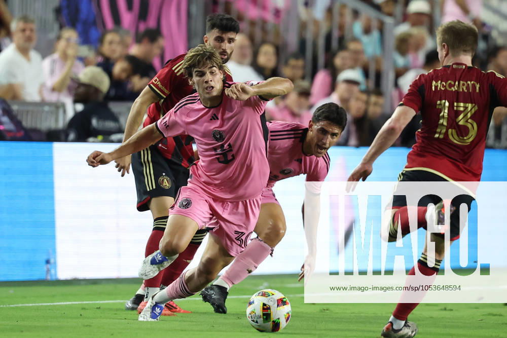 FT. LAUDERDALE, FL - NOVEMBER 9: Inter Miami midfielder Benjamin Cremaschi (30) tries to get tot he ball before Atlanta United midfielder Dax McCarty (13) can get to it during the match between Atlanta United and Inter Miami CF on Saturday, November 9, 2024 at Chase Stadium in Fort Lauderdale, Fla. (Photo by Peter Joneleit Icon Sportswire) SOCCER: OCT 25 MLS, Fussball Herren, USA Cup Playoffs Inter Miami CF vs Atlanta United Icon241109043