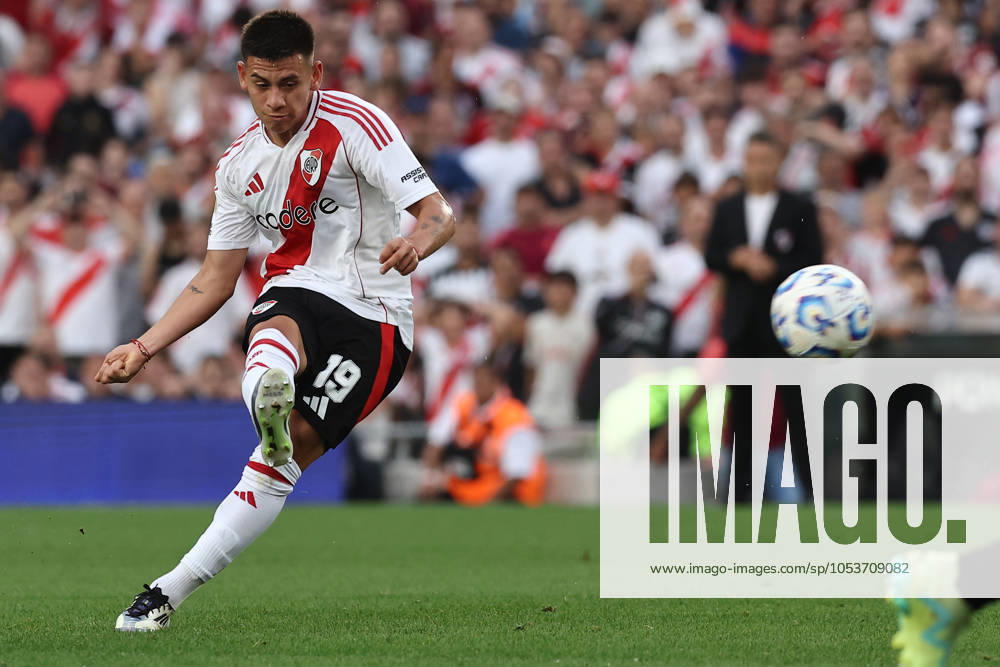 River Plate s midfielder Claudio Echeverri shots a free kick against Barracas Central during the Argentine Professional Football League Tournament 2024 Cesar Luis Menotti match at El Monumental stadium in Buenos Aires, on November 10, 2024 BUENOS AIRES ARGENTINA