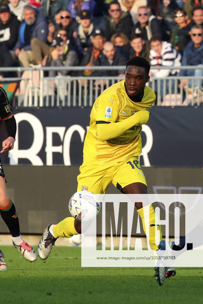 Parma s Mandela Keita during the Serie A enilive soccer match between Venezia and Parma at the Pier Luigi Penzo Stadium, north Est Italy -Saturday, November 09, 2024. - Soccer