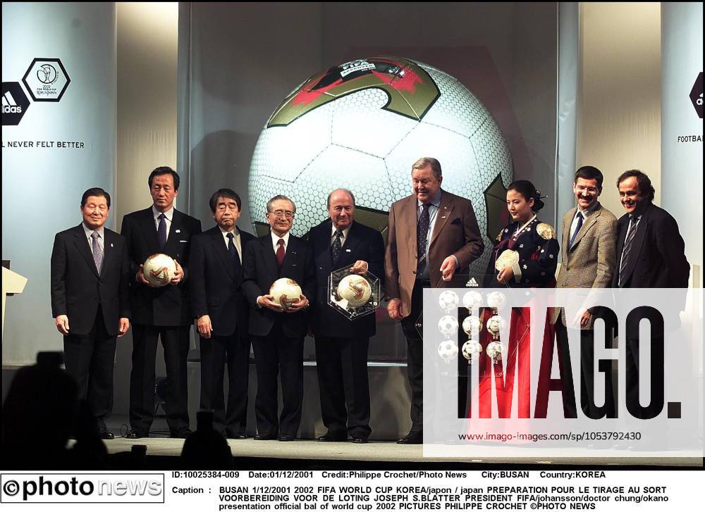 BUSAN 1 12 2001 2002 FIFA World Cup, WM, Weltmeisterschaft, Fussball KOREA japon japan PREPARATION POUR LE TIRAGE AU SORT VOORBEREIDING VOOR DE LOTING JOSEPH S.BLATTER PRESIDENT FIFA johansson doctor chung okano presentation official bal of world cup 2002 PICTURES PHILIPPE CROCHET PHOTO NEWS BUSAN KOREA