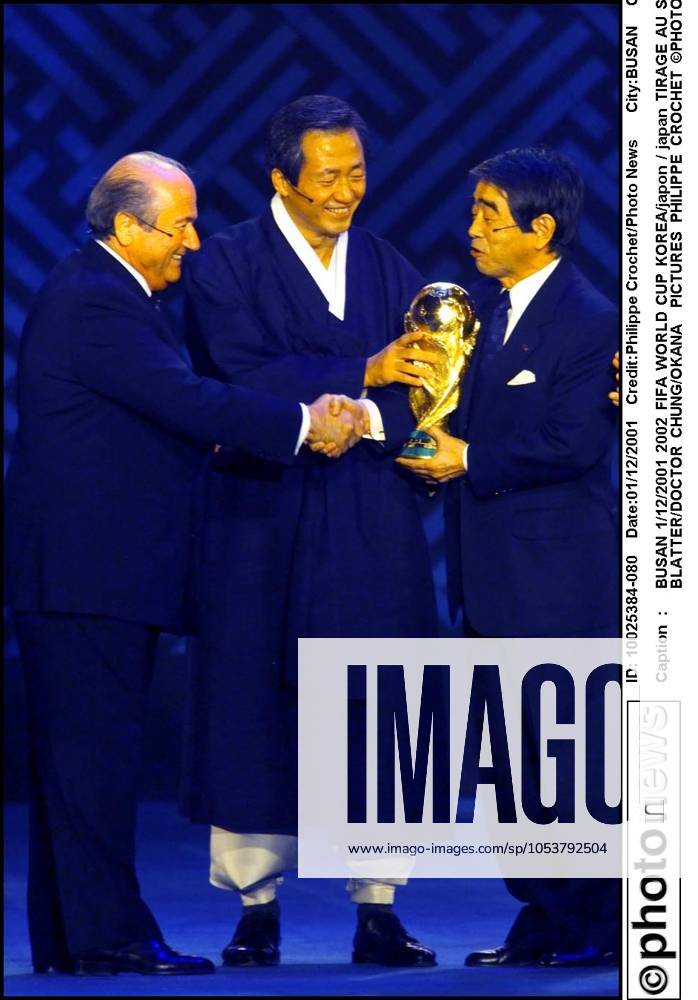 BUSAN 1 12 2001 2002 FIFA World Cup, WM, Weltmeisterschaft, Fussball KOREA japon japan TIRAGE AU SORT LOTIN JOSEPH BLATTER DOCTOR CHUNG OKANA PICTURES PHILIPPE CROCHET PHOTO NEWS BUSAN KOREA