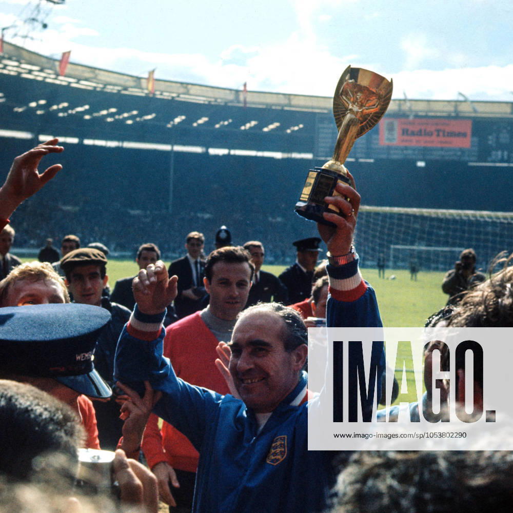 Alf Ramsey Endspiel der Fußballweltmeisterschaft 1966 30. Juli 1966, Wembley Endspiel der FIFA Fußballweltmeisterschaft England gegen Westdeutschland England-Manager Sir Alf Ramsey hält die Jules-Rimet-Trophäe in die Höhe Foto Gerry Cranham London UK