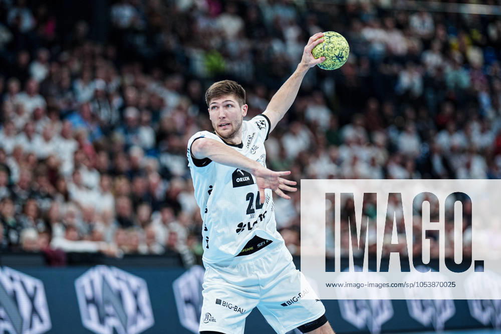 7 meter throw goal Lukas Zerbe THW Kiel, 24 GER, THW Kiel vs SC Magdeburg, Handball, DHB Pokal, Round of 16, Season 2024 2025, 13 11 2024 GER, THW Kiel vs SC Magdeburg, Handball, DHB Pokal, Round of 16, Season 2024 2025, 13 11 2024 Kiel