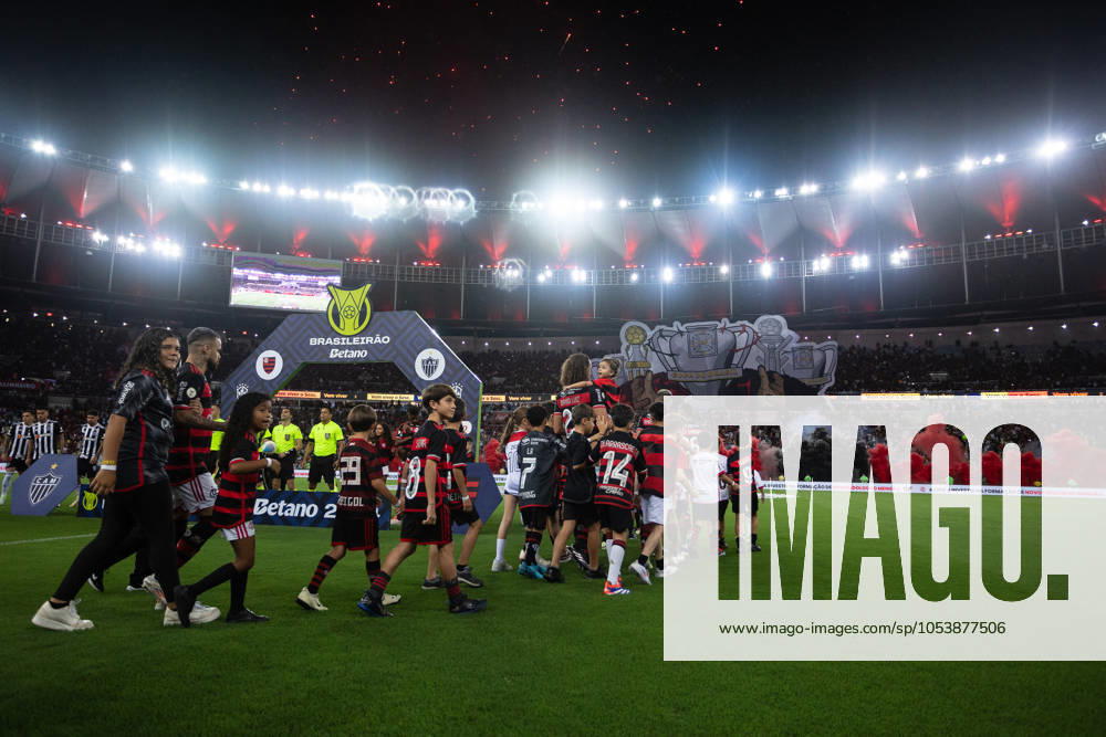 Rio de Janeiro, Rio de Janeiro, BRA: RIO DE JANEIRO, BRAZIL - NOVEMBER 13: The PLAYERS of Flamengo enters the pitch prior the match between Flamengo and Atletico Mineiro as part of Brasileirao 2024 at Maracana Stadium on November 13, 2024 in Rio de Janeiro, Brazil. Rio de Janeiro BRA - ZUMAc227 20241113_zsp_c227_022