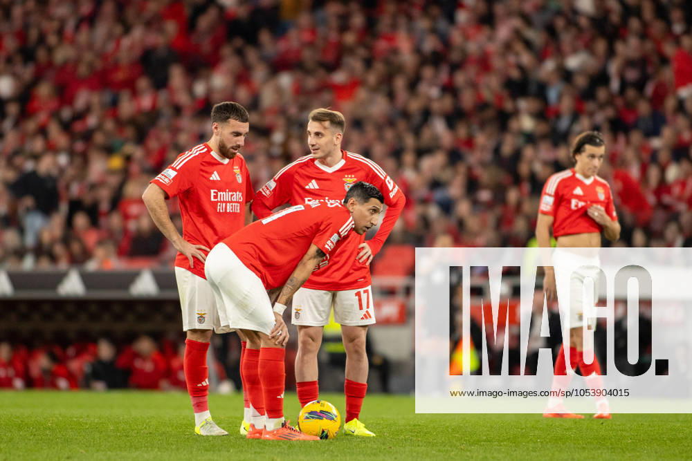 ANGEL DI MARIA from SL Benfica preparing to take a free kick shoot during the Liga Portugal Betclic 2024 25 match between SL Benfica and FC Porto at Estadio da Luz on November 10, 2024 in Lisboa, Portugal. Final score: SL Benfica 4:1 FC Porto Lisbon Portugal Lisboa Portugal - ZUMA Bet 20241110_spo_l192_026