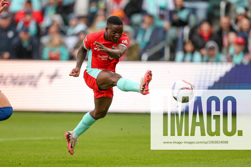 Kansas City Current forward Temwa Chawinga (6) kicks the ball against the North Carolina Courage at CPKC Stadium in Kansas City, MO. CSM Kansas City United States of America - ZUMAc04_ 20241109_zma_c04_1006