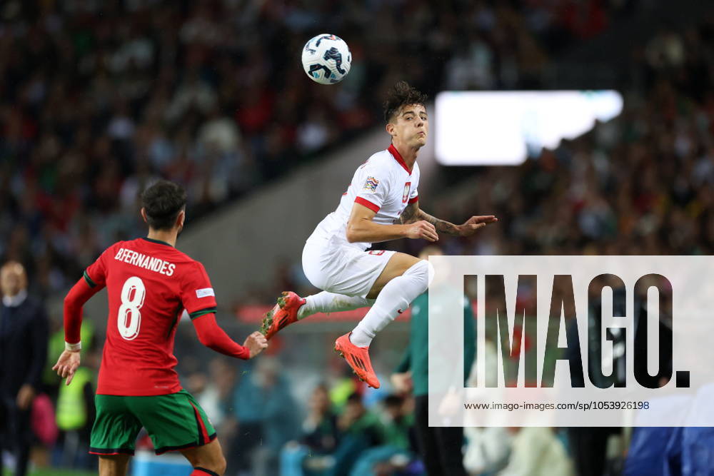 PORTO 15.11.2024 MECZ 5. KOLEJKA GRUPA A1 LIGA NARODOW SEZON 2024 25: PORTUGALIA - POLSKA --- UEFA NATIONS LEAGUE FOOTBALL MATCH: PORTUGAL - POLAND BRUNO FERNANDES KACPER URBANSKI FOT. PIOTR KUCZA FOTOPYK NEWSPIX.PL --- newspix.pl