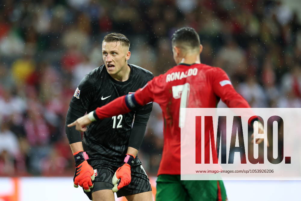 PORTO 15.11.2024 MECZ 5. KOLEJKA GRUPA A1 LIGA NARODOW SEZON 2024 25: PORTUGALIA - POLSKA --- UEFA NATIONS LEAGUE FOOTBALL MATCH: PORTUGAL - POLAND MARCIN BULKA CRISTIANO RONALDO FOT. PIOTR KUCZA FOTOPYK NEWSPIX.PL --- newspix.pl