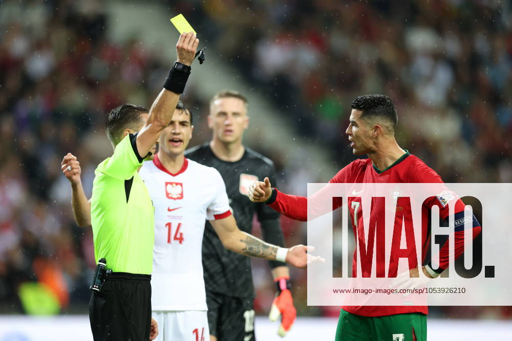 PORTO 15.11.2024 MECZ 5. KOLEJKA GRUPA A1 LIGA NARODOW SEZON 2024 25: PORTUGALIA - POLSKA --- UEFA NATIONS LEAGUE FOOTBALL MATCH: PORTUGAL - POLAND DONATAS RUMSAS CRISTIANO RONALDO FOT. PIOTR KUCZA FOTOPYK NEWSPIX.PL --- newspix.pl