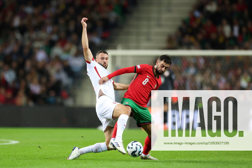 PORTO 15.11.2024 MECZ 5. KOLEJKA GRUPA A1 LIGA NARODOW SEZON 2024 25: PORTUGALIA - POLSKA --- UEFA NATIONS LEAGUE FOOTBALL MATCH: PORTUGAL - POLAND SEBASTIAN WALUKIEWICZ BRUNO FERNANDES FOT. PIOTR KUCZA FOTOPYK NEWSPIX.PL --- newspix.pl