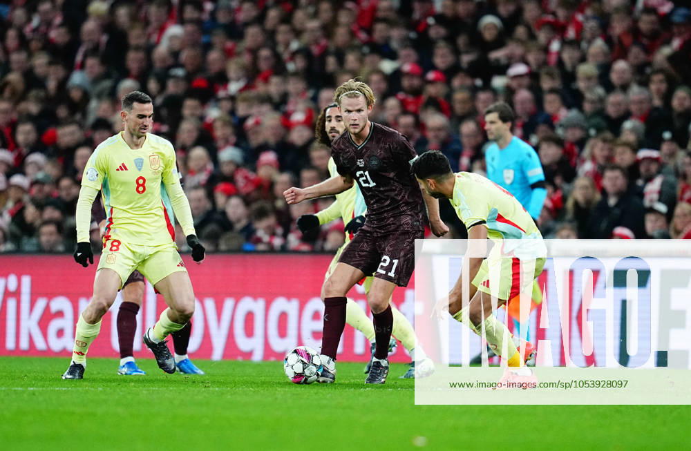 November 15 2024: Morten Hjulmand of Denmark controls the ball during a UEFA Nations League game, Denmark vs Spain, at Parken, Copenhagen, Denmark. CSM Copenhagen Denmark - ZUMAc04_ 20241115_zma_c04_061