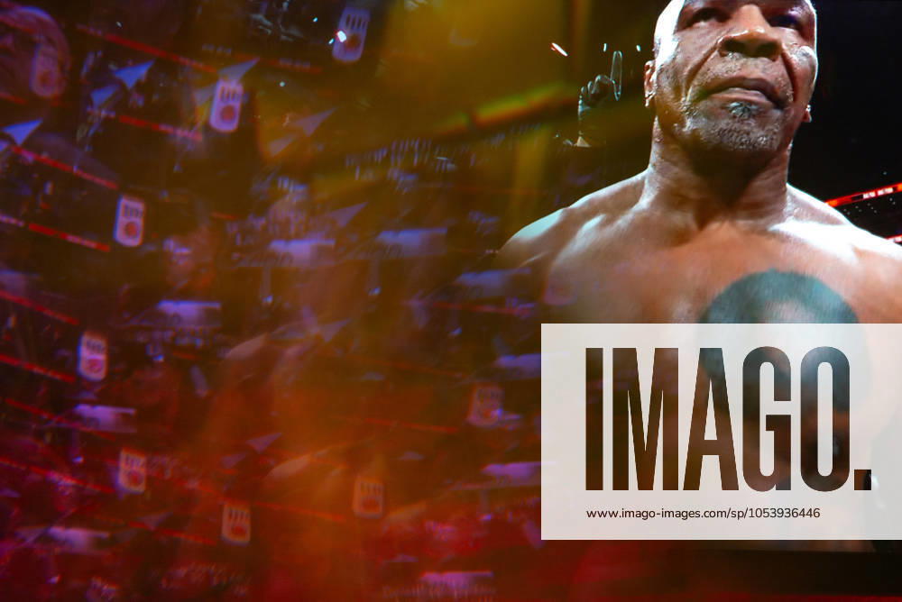Reflections of the Paul, Tyson fight as viewed online presented by Netflix. Jake Paul wins the fight against Mike Tyson by unanimous decision after a full eight-round heavyweight match in AT&T Stadium in front of 70,000 fans on Friday. Hosted onine by Netflix with an estimated tens of millions of viewers. Manhattan USA - ZUMAt152 20241116_znp_t152_010