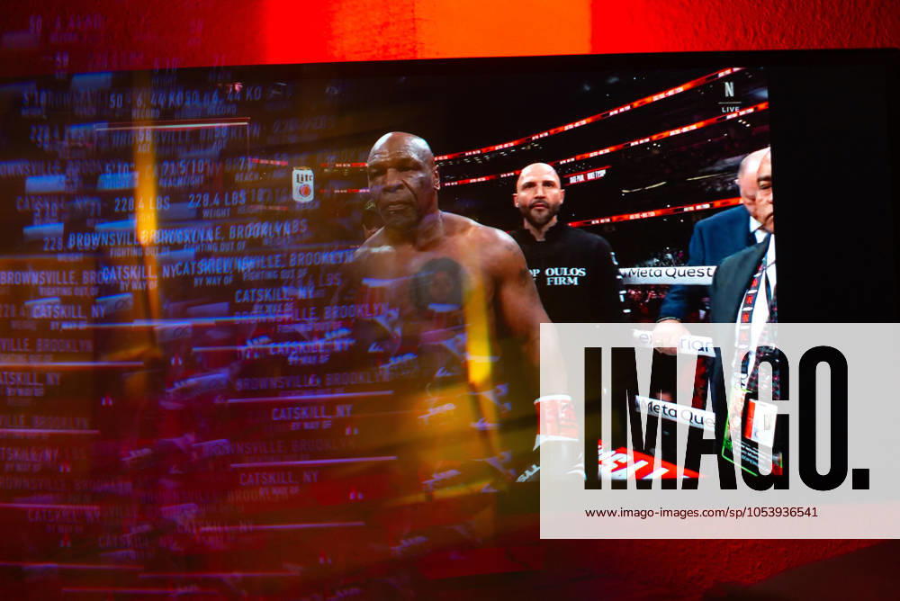 Reflections of the Paul, Tyson fight as viewed online presented by Netflix. Jake Paul wins the fight against Mike Tyson by unanimous decision after a full eight-round heavyweight match in AT&T Stadium in front of 70,000 fans on Friday. Hosted onine by Netflix with an estimated tens of millions of viewers. Manhattan USA - ZUMAt152 20241116_znp_t152_008