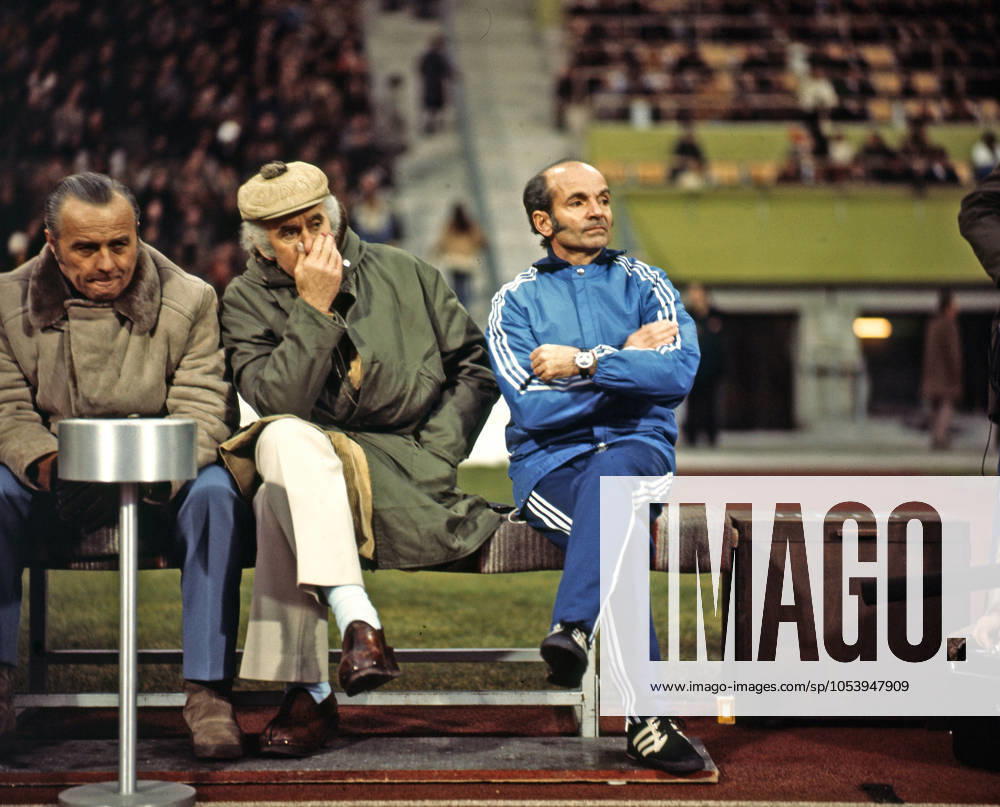 15 02 75 FC Bayern München VfB Stuttgart Germany, Munich, 15 02 1975, Soccer, Bundesliga, FC Bayern München VfB Stuttgart 1 1 v l Robert Schwan Manager FC Bayern München , Dettmar Cramer Trainer FC Bayern München