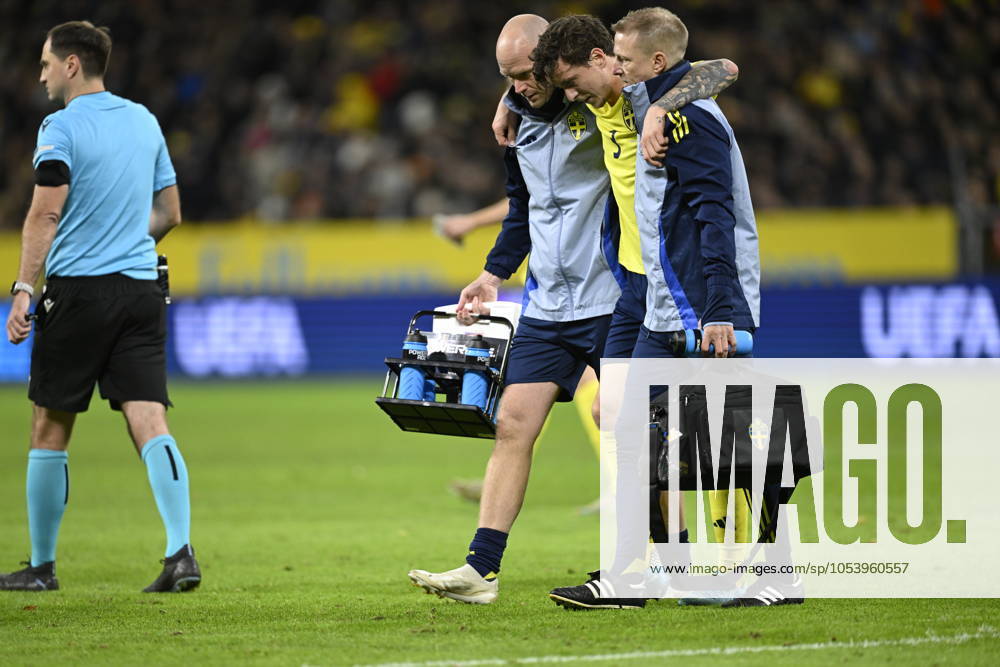 STOCKHOLM , SWEDEN 20241116 Swedens Victor Nilsson Lindelöf injured, leaves the pitch, during Saturdays UEFA Nations League Group 1 Division C soccer match between Sweden and Slovakia at the National Arena, Strawberry Arena in Stockholm STOCKHOLM SWEDEN