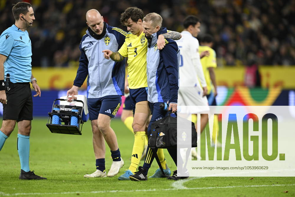 STOCKHOLM , SWEDEN 20241116 Swedens Victor Nilsson Lindelöf injured, leaves the pitch, during Saturdays UEFA Nations League Group 1 Division C soccer match between Sweden and Slovakia at the National Arena, Strawberry Arena in Stockholm STOCKHOLM SWEDEN