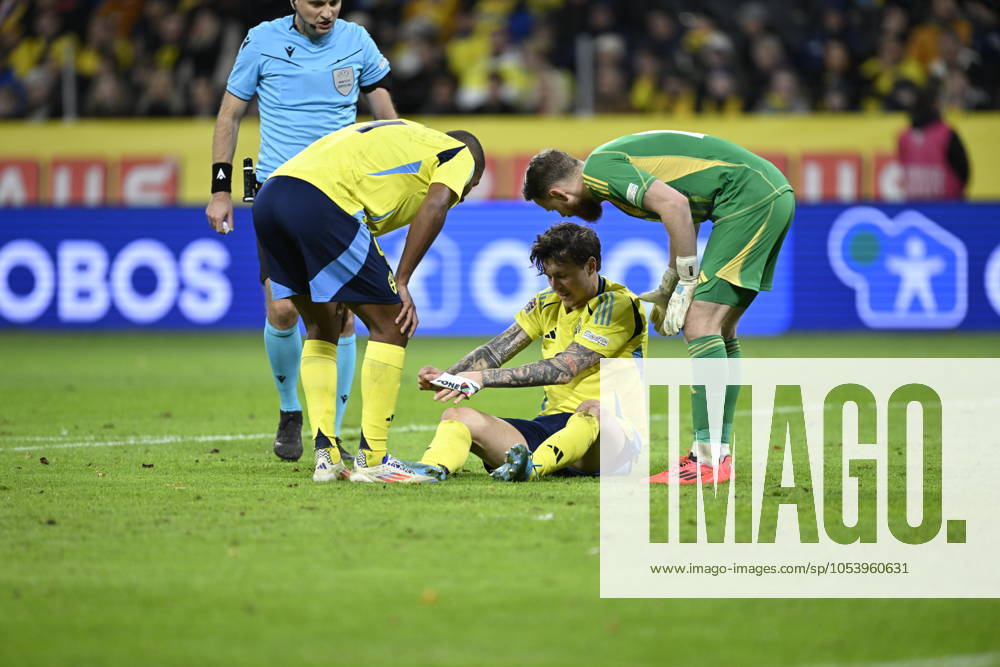 STOCKHOLM , SWEDEN 20241116 Swedens Victor Nilsson Lindelöf injured, leaves the pitch, during Saturdays UEFA Nations League Group 1 Division C soccer match between Sweden and Slovakia at the National Arena, Strawberry Arena in Stockholm STOCKHOLM SWEDEN