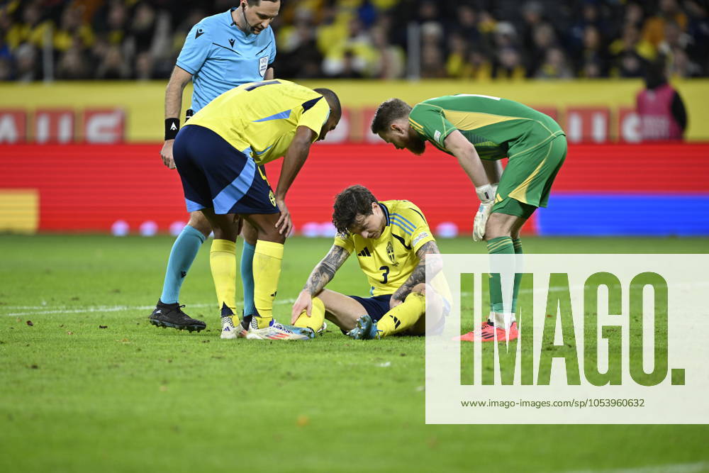 STOCKHOLM , SWEDEN 20241116 Swedens Victor Nilsson Lindelöf injured, leaves the pitch, during Saturdays UEFA Nations League Group 1 Division C soccer match between Sweden and Slovakia at the National Arena, Strawberry Arena in Stockholm STOCKHOLM SWEDEN