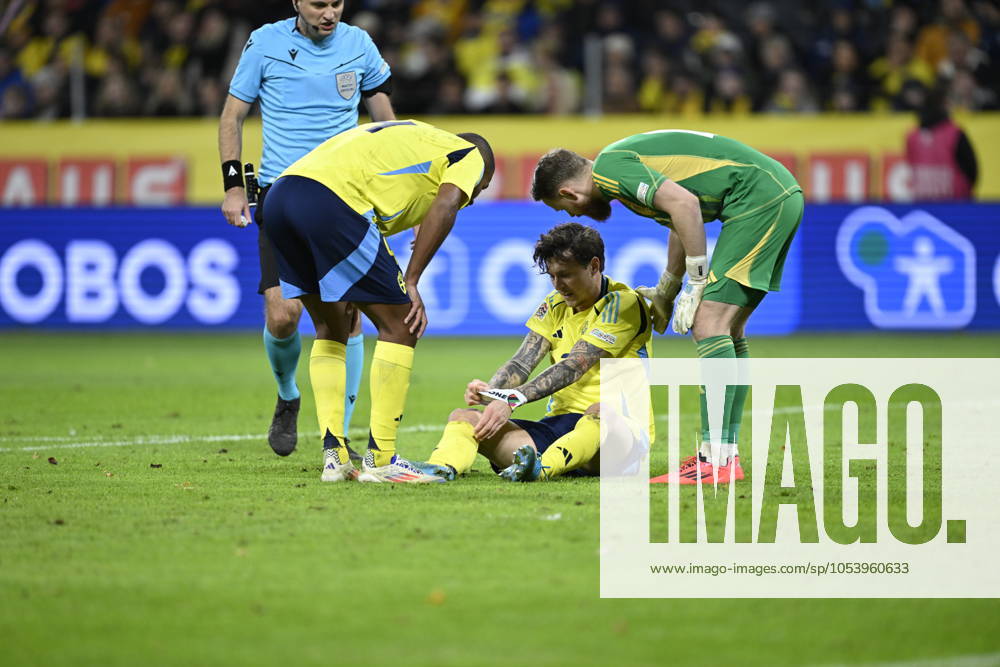STOCKHOLM , SWEDEN 20241116 Swedens Victor Nilsson Lindelöf injured, leaves the pitch, during Saturdays UEFA Nations League Group 1 Division C soccer match between Sweden and Slovakia at the National Arena, Strawberry Arena in Stockholm STOCKHOLM SWEDEN