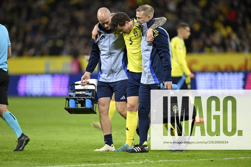 STOCKHOLM , SWEDEN 20241116 Swedens Victor Nilsson Lindelöf injured, leaves the pitch, during Saturdays UEFA Nations League Group 1 Division C soccer match between Sweden and Slovakia at the National Arena, Strawberry Arena in Stockholm STOCKHOLM SWEDEN
