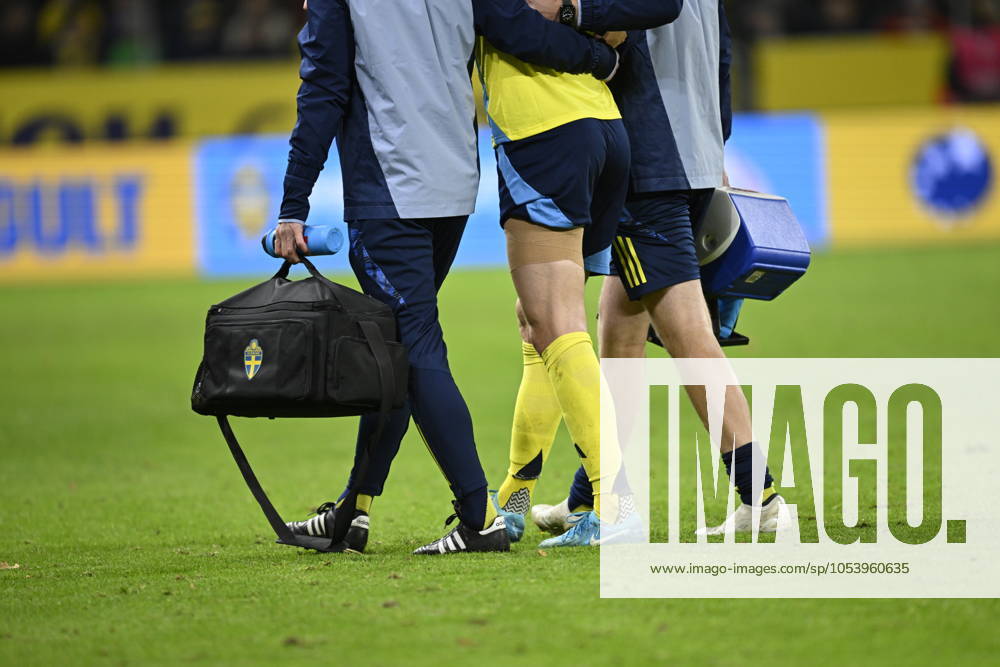 STOCKHOLM , SWEDEN 20241116 Swedens Victor Nilsson Lindelöf injured, leaves the pitch, during Saturdays UEFA Nations League Group 1 Division C soccer match between Sweden and Slovakia at the National Arena, Strawberry Arena in Stockholm STOCKHOLM SWEDEN