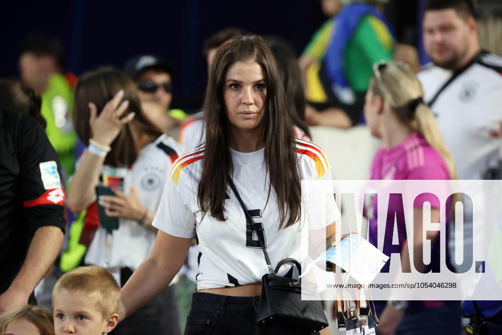 05 07 24 Spain Germany Germany, Stuttgart, 05 07 2024, football, UEFA Euro 2024, quarter-finals, Spain Germany Lina Meyer, wife of Joshua Kimmich Germany with children