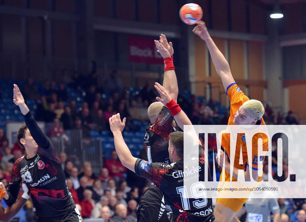 Goalsteinn Leo Gunnarsson FC Porto, 5 on throw Elvar Oern Jonsson MT Melsungen 19 , Arnar Freyr Arnarsson MT Melsungen 21 , GER, MT Melsungen POR, FC Porto, Handball, EHF European League Maenner, Group Matches, Saison 2024 2025, 19 11 2024, GER, MT Melsungen FC Porto, Handball, EHF European League, Group Matches, Saison 2024 2025, 19 11 2024 Kassel
