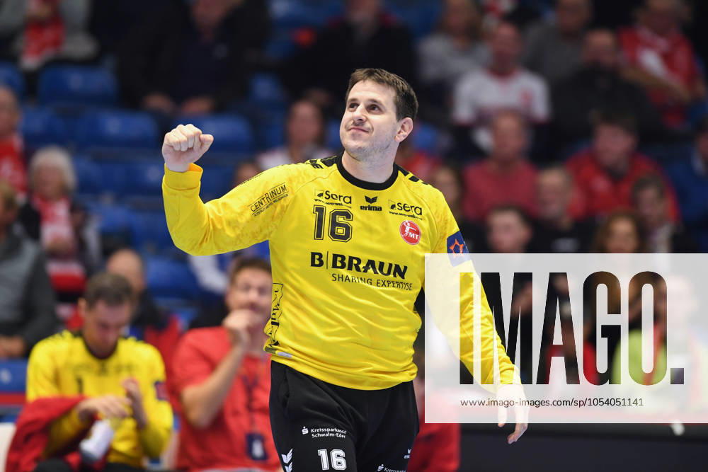 Cheers, joy for Nebojsa Simic Goalkeeper MT Melsungen 16 , GER, MT Melsungen POR, FC Porto, Handball, EHF European League Maenner, Group Matches, Season 2024 2025, 19 11 2024, GER, MT Melsungen FC Porto, Handball, EHF European League, Group Matches, Season 2024 2025, 19 11 2024 Kassel