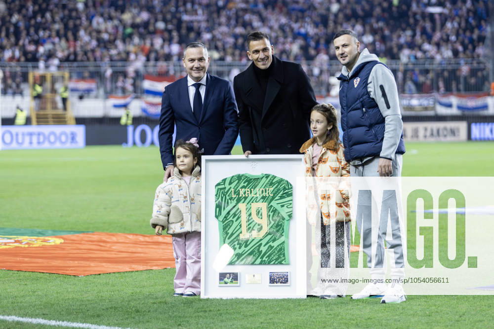 Nations League - League A, Group A1 - Croatia vs Portugal 1:1. - TThe President of the Croatian Football Federation Marijan Kustic and the member of the coaching staff Danijel Subasic presented Lovre Kalinic with a commemorative jersey for his farewell from the national team, Nationalteam Split Croatia - ZUMALEAG 20241118_mda_p210_437