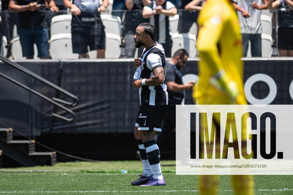 Match between corinthians and cruzeiro for the 2024 brazilian football championship Sao paulo (sp), 11 20 2024 - brasileiro corinthians vs cruzeiro - memphis depay celebrates his goal in the match between corinthians and cruzeiro, valid for the 34th round of the 2024 brazilian football championship, on the morning of this wednesday, november 20, 2024, at neo quimica arena, in sao paulo-sp. (Foto: Ronaldo Barreto Thenews2 imago images) SPO