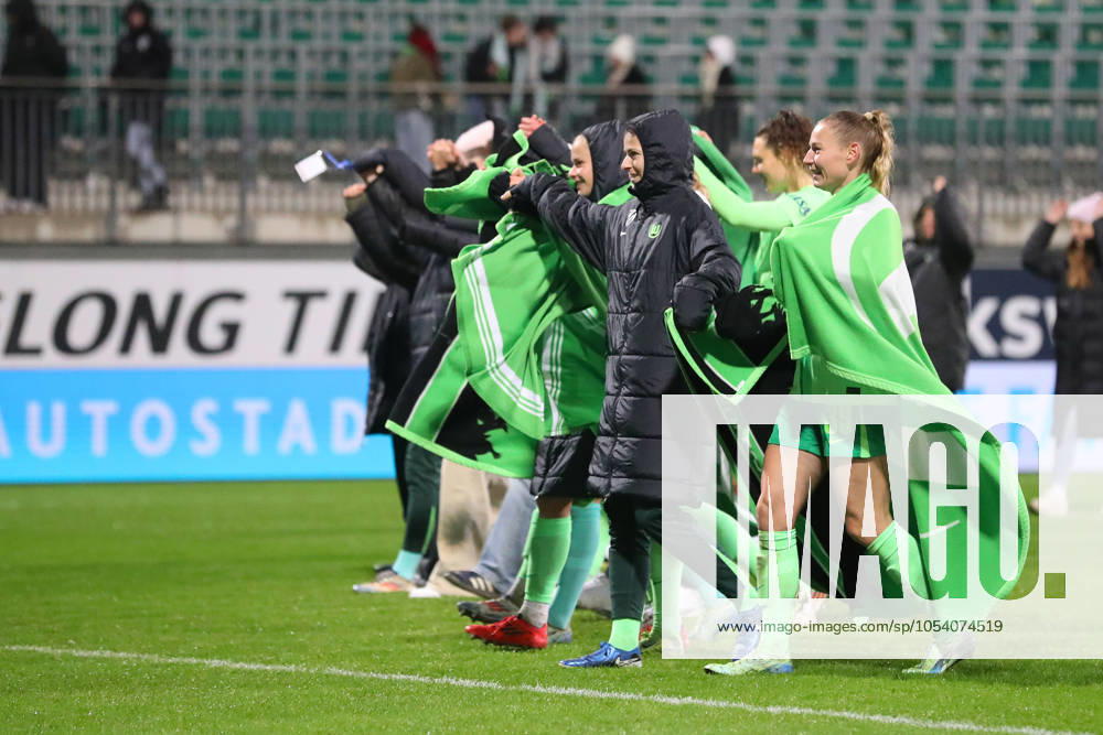 VfL vs Galatasaray SK, CL Women Wolfsburg, 20 11 2024, FOOTBALL VfL Wolfsburg vs Galatasaray SK, group round Champions League Women, season 2024 25 Final cheer in front of the VfL Fankurve Wolfsburg