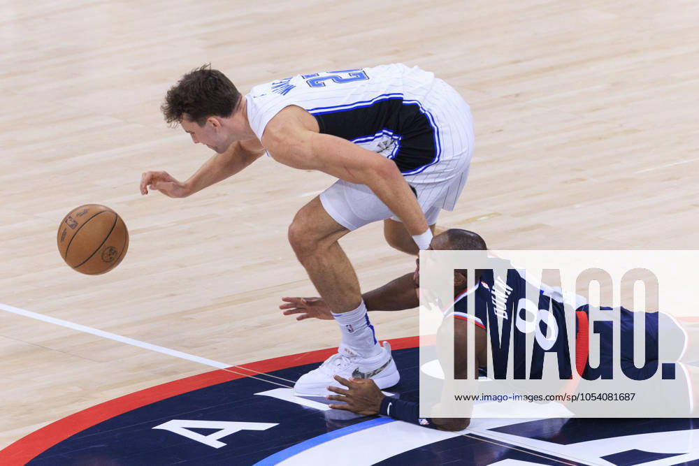 Franz Wagner 22 of the Orlando Magic steals the ball from Kris Dunn 8 of the Los Angeles Clippers during their regular season NBA, Basketball Herren, USA game on Wednesday November 20, 2024 at Intuit Dome in Inglewood, California. Clippers defeat Magic, 104-93. ARIANA RUIZ PI Inglewood U.S - ZUMAp124 20241120_zaa_p124_047