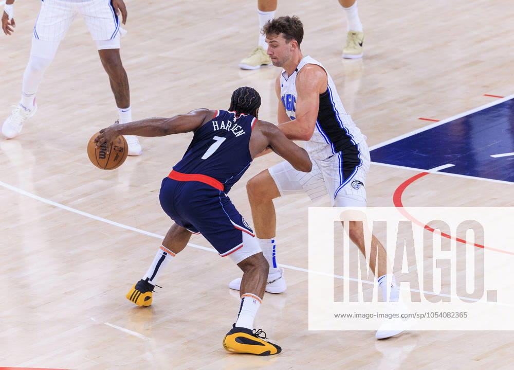 Franz Wagner 22 of the Orlando Magic defends against James Harden 1 of the Los Angeles Clippers during their regular season NBA, Basketball Herren, USA game on Wednesday November 20, 2024 at Intuit Dome Arena in Inglewood, California. Clippers defeats Magic, 104-93. JAVIER ROJAS PI Inglewood USA - ZUMAp124 20241120_zaa_p124_066