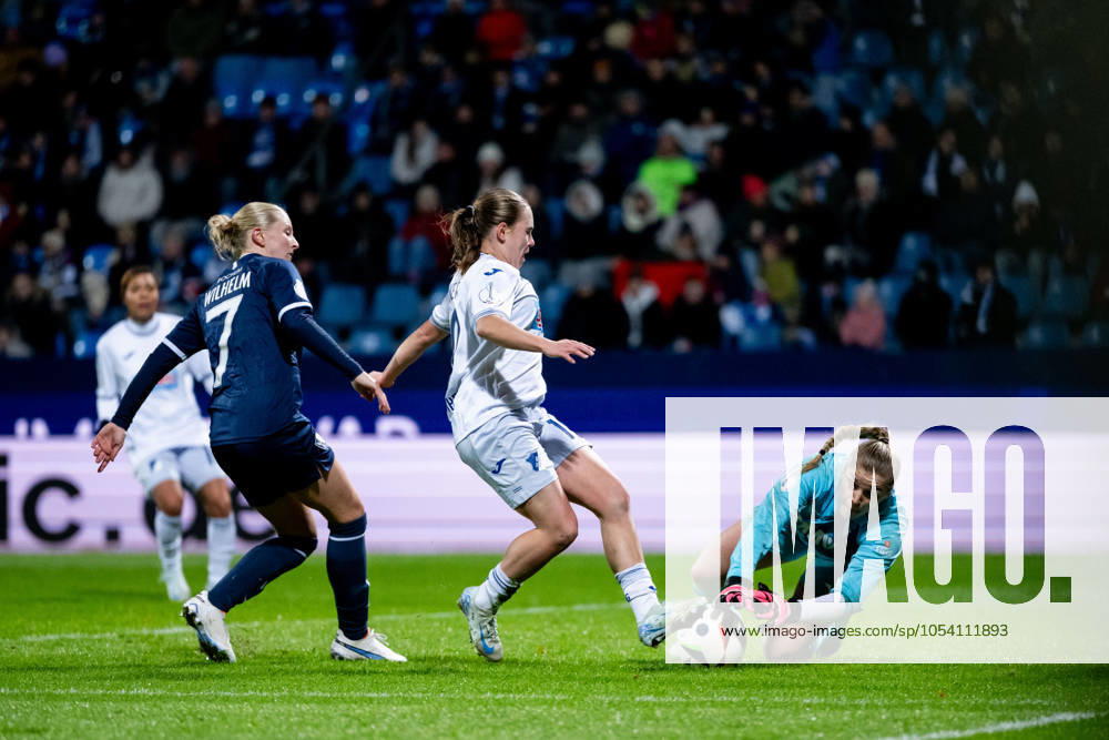 Marie Steiner TSG Hoffenheim, 19 in duel with Leonie Elisabeth Doege VfL Bochum, 30 , GER, VfL Bochum vs TSG 1899 Hoffenheim, Soccer Womens DFB Cup, Round of 16, Season 2024 2025, 22 11 2024 DFB regulations prohibit any use of photographs as image sequences and or quasi video GER, VfL Bochum vs TSG 1899 Hoffenheim, Soccer Womens DFB Cup, Round of 16, Season 2024 2025, 22 11 2024 Bochum