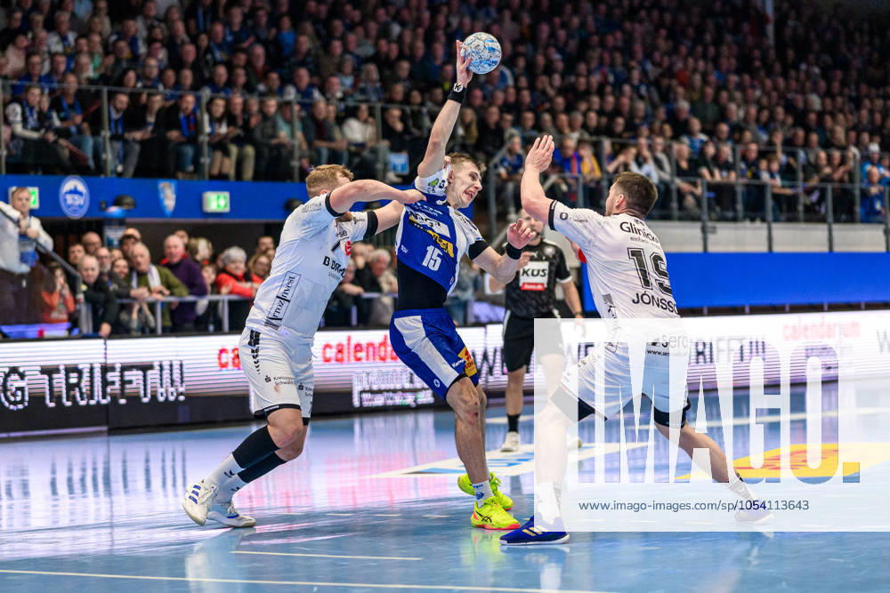 David Mandic left wing, MT Melsungen, 7 , Elvar Oern Jonsson center back, MT Melsungen, 19 , Simone Mengon ThSV Eisenach, 15 GER, Thuringia, ThSV Eisenach vs MT Melsungen, Handball, Daikin 1 Handballbundesliga, 11 Matchday, Season 2024 2025, Friday, 22 11 2024, 19 00 GER, Thuringia, ThSV Eisenach vs MT Melsungen, Handball, Daikin 1 Handball Bundesliga, 11 Matchday, Season 2024 2025, Friday, 22 11 2024, 19 00 Eisenach
