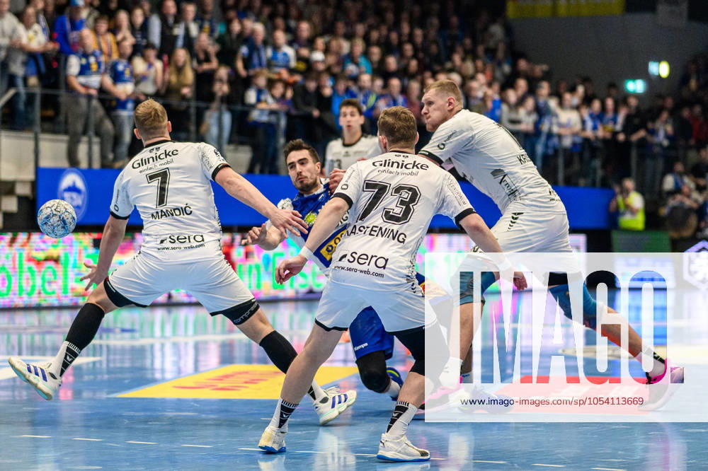 Nikolaj Enderleit right back, MT Melsungen, 4 with the decisive goal against MT Melsungen , David Mandic left back, MT Melsungen, 7 , Timo Kastening right back, MT Melsungen, 73 , Dainis Kristopans right back, MT Melsungen, 10 can no longer stop him 10 seconds before the final whistle GER, Thuringia, ThSV Eisenach v MT Melsungen, Handball, Daikin 1 Handball Bundesliga, Matchday 11, Season 2024 2025, Friday, 22 11 2024, 19