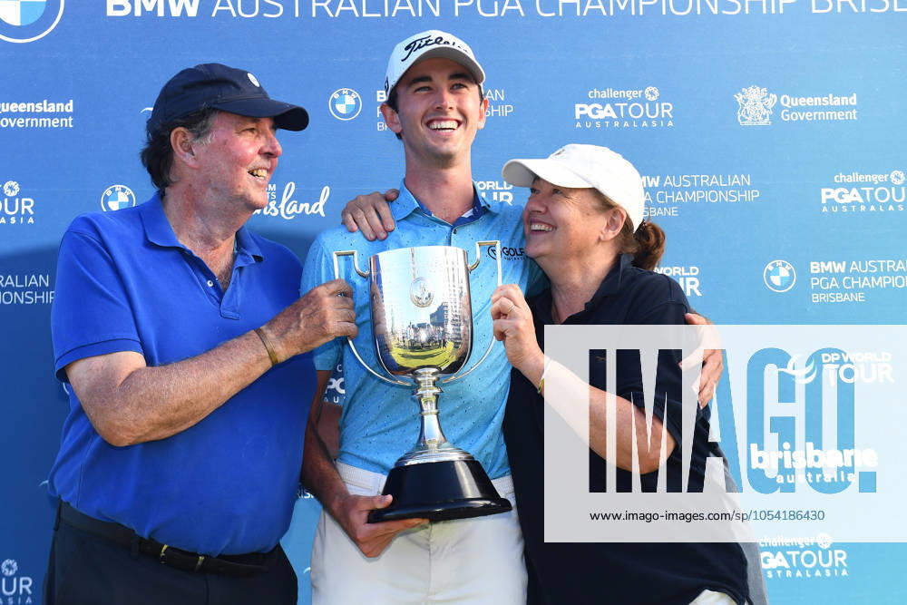 KW47 GOLF AUSTRALIAN PGA, Golf Herren Elvis Smylie of Australia (middle) and parents Peter and Liz Smylie celebrate winning the Australian PGA Championship at Royal Queensland Golf Club in Brisbane, Sunday, November 24, 2024. ( NO ARCHIVING, , NO USE IN BOOKS WITHOUT CONSENT BRISBANE QUEENSLAND AUSTRALIA